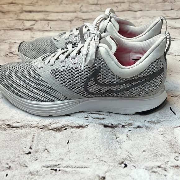 NWOT Nike Women’s  Zoom Strike Vast Grey Sz 6.5 - Picture 2 of 7